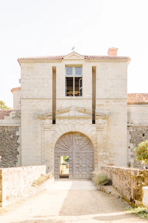 mur de pierre cour gris marron château